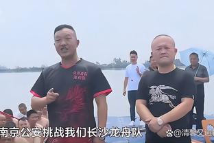 穆里尼奥抵达巴塞罗那，否认已决定未来&被问执教巴萨时露笑容